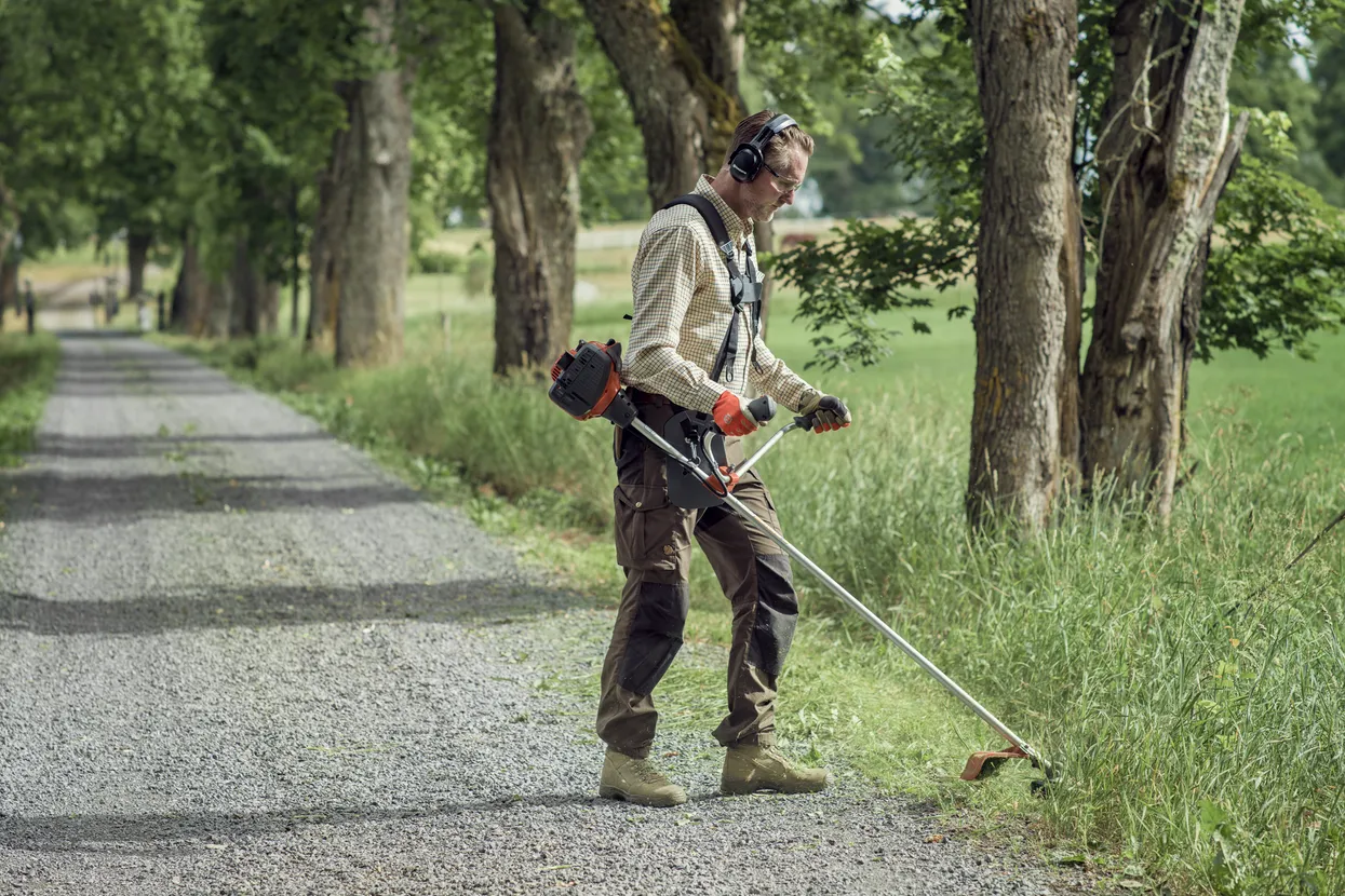 Motocoasă Husqvarna 325R utilizată pentru tăierea ierbii dense și înalte