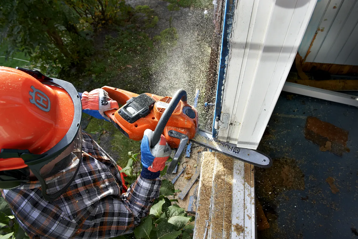 Motoferăstrău Husqvarna 535i XP utilizat pentru tăieri în gospodărie