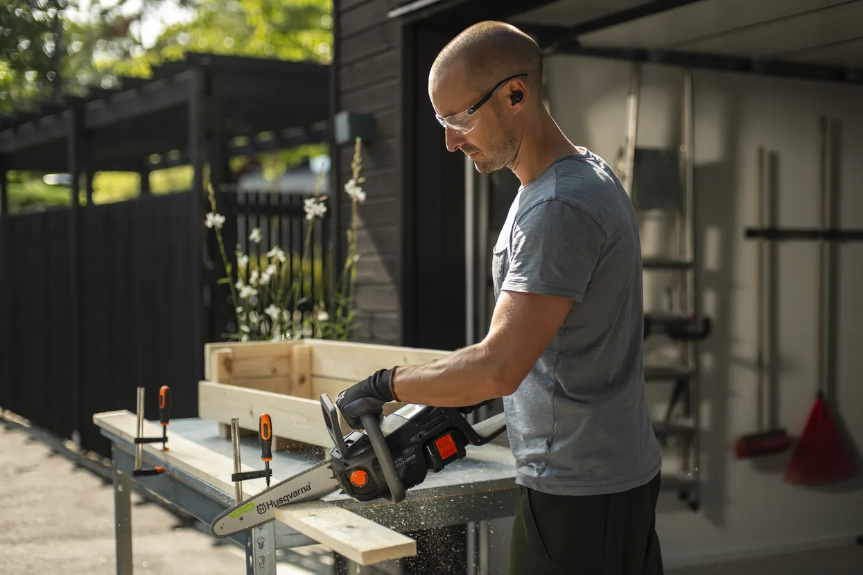 Motoferăstrău Husqvarna Aspire C15X-P4A utilizat în curte pentru tăieri ușoare