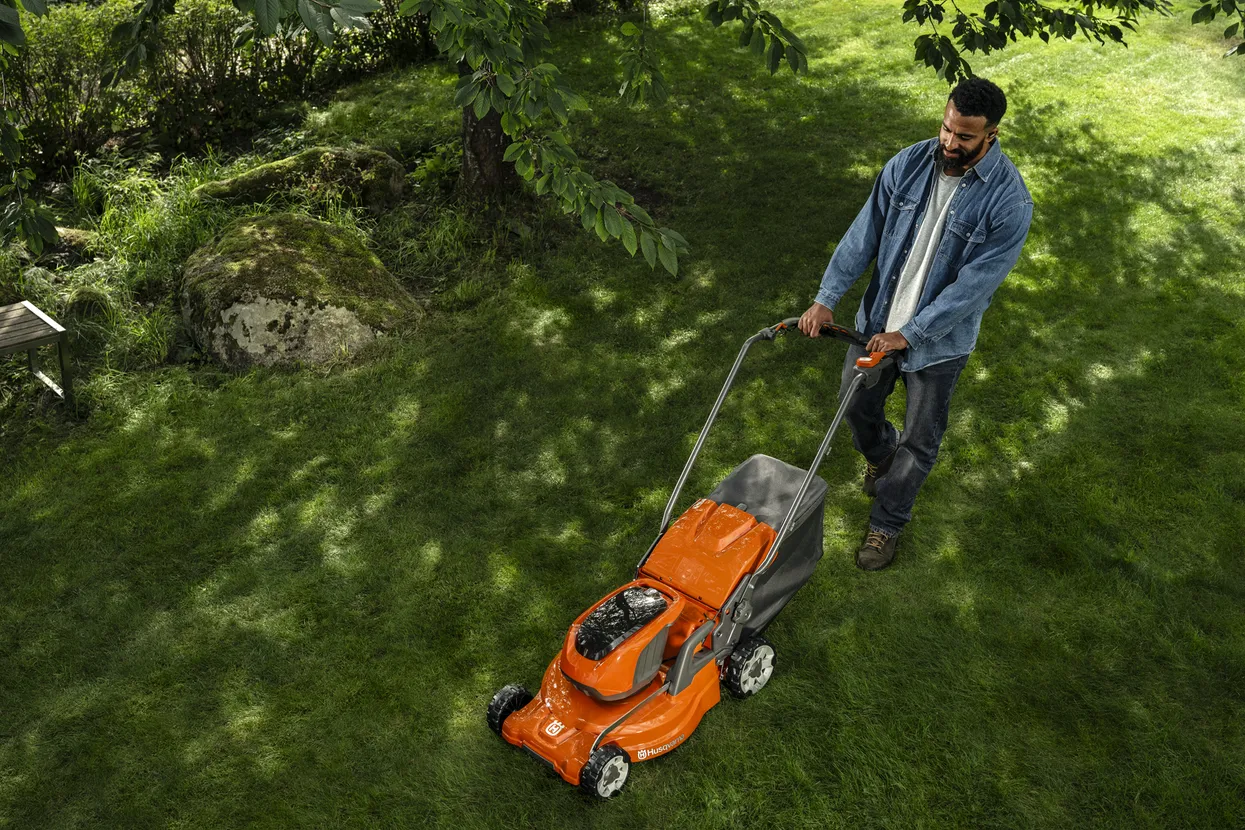 Mașină Husqvarna LC347iVX folosită în grădină fără baterie inclusă