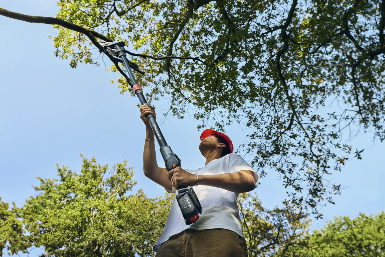 Fierăstrău Husqvarna PE5-P4A cu tijă telescopică folosit în grădină