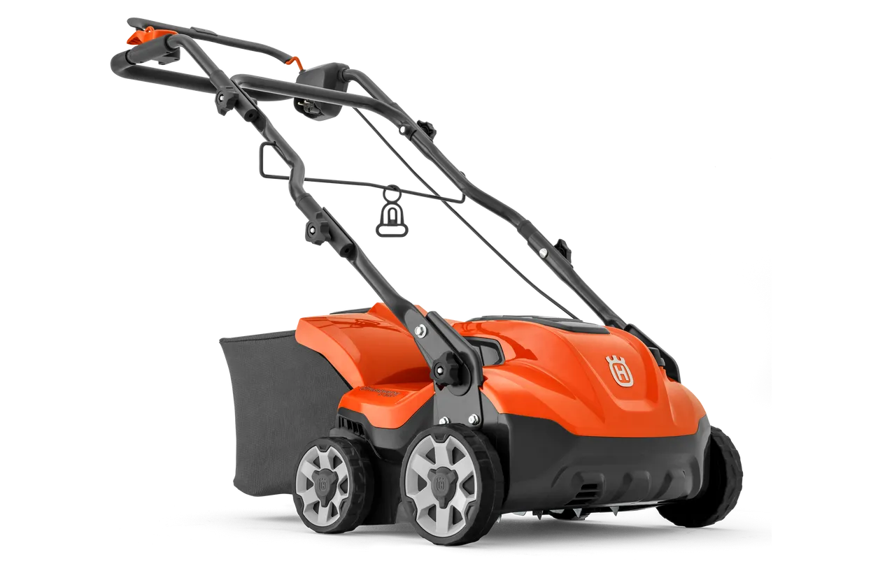Scarificator Husqvarna S138C electric, pentru aerarea și curățarea gazonului