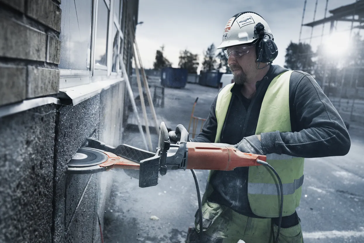 Operator folosind mașina de tăiat cu disc Husqvarna K 4000 Cut-n-Break pe șantier