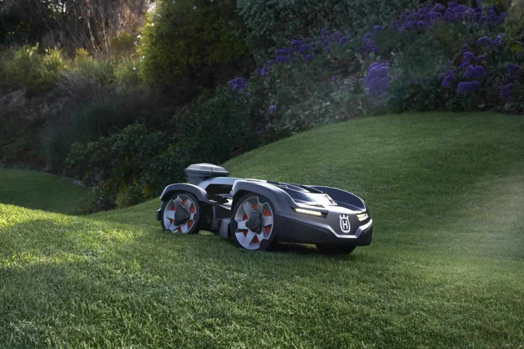 Robot de tuns gazon Husqvarna 435X AWD NERA urcând pante abrupte