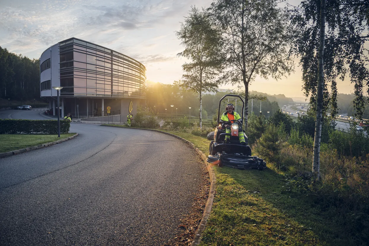 Tractor Husqvarna P525DX cu cabină, folosit pentru întreținerea spațiilor verzi urbane